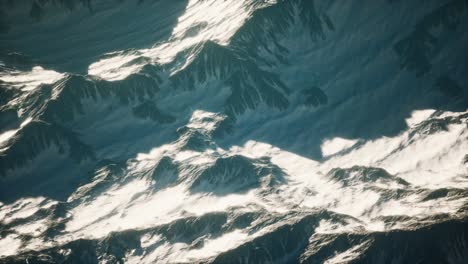 Vista-Aérea-De-Las-Montañas-De-Los-Alpes-En-La-Nieve